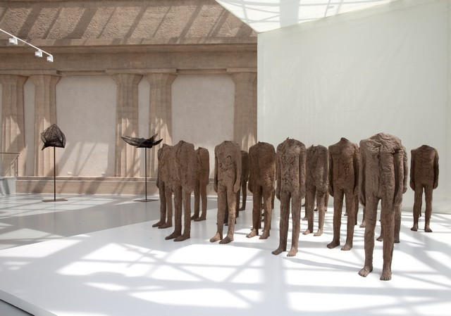 Na pierwszym planie: Magdalena Abakanowicz, "Tłum" (1994). W tle po lewej: Magdalena Abakanowicz, "Ptak. AK", "Ptak. BAK", 1999-2000