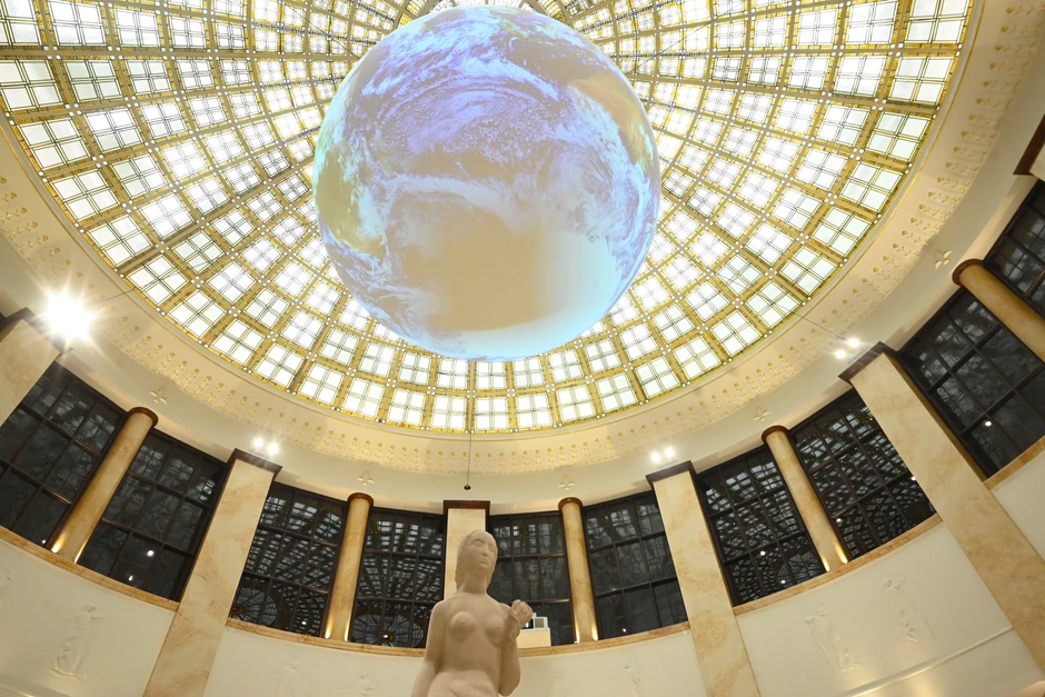 U prizemlju zdanja nalazi se statua Afrodite koja tu stoji od 1924. godine