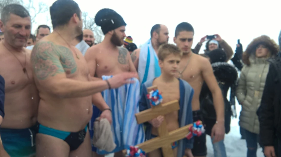 Ivan Jankovic, brat bebe, najmlađi je učesnik ovogodišnjeg plivanja za časni krst u Šapcu