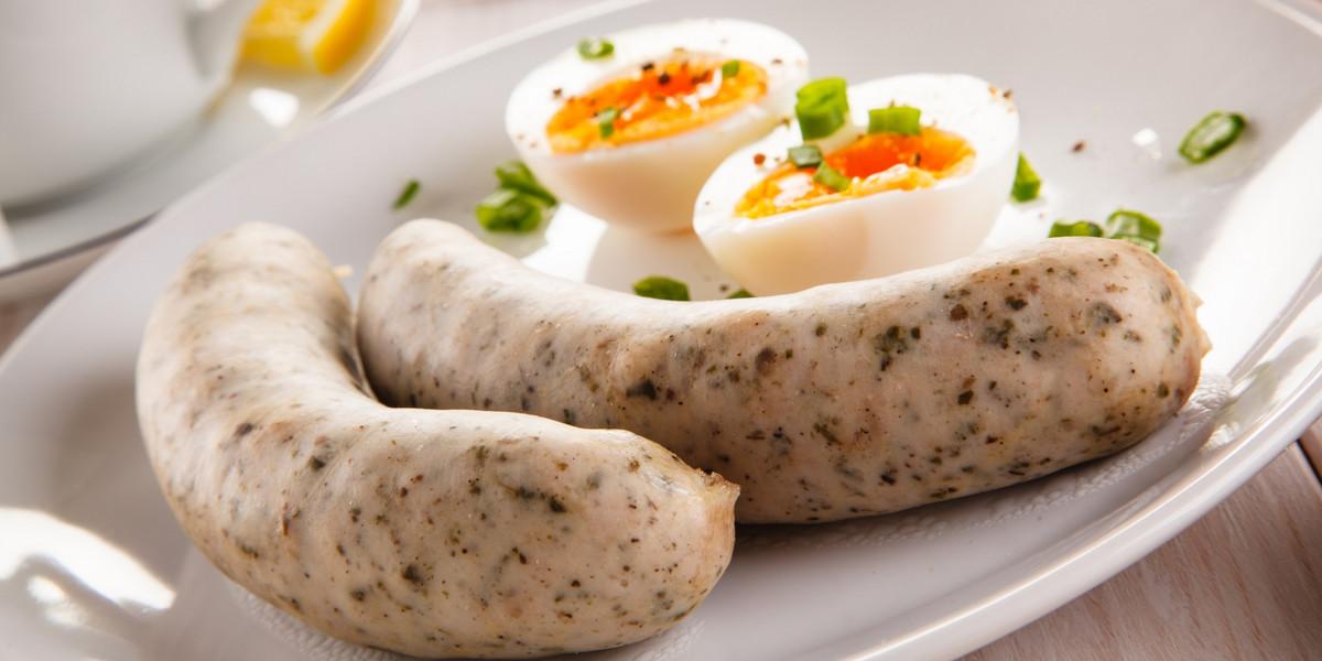 Biała kiełbasa i jajka to ulubione smaki wielkanocne.