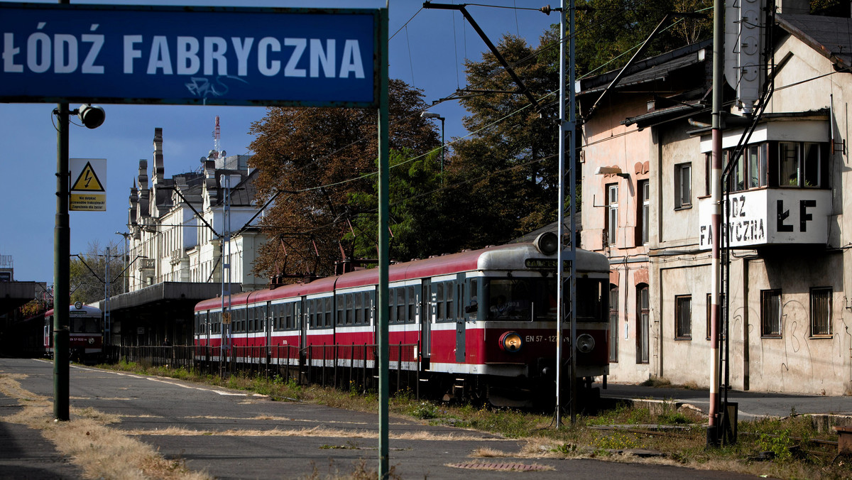 Podróżnych czekających na pociąg na dworcu kolejowym Łódź Fabryczna śpiewająco przywitali artyści Teatru Wielkiego. Występy artystów są związane z tym, że dworzec za dwa dni zostanie zamknięty - podaje TVN24.pl.