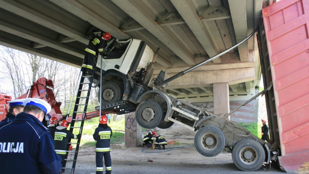 W poniedziałek około godziny 12.20 dyżurny świebodzińskiej Policji otrzymał zgłoszenie o nietypowym zdarzeniu drogowym. Samochód ciężarowy uderzył otwartą naczepą w wiadukt.