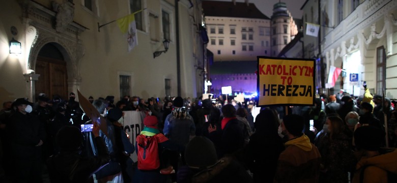 Kraków: protest przed kurią i mieszkaniem kard. Dziwisza