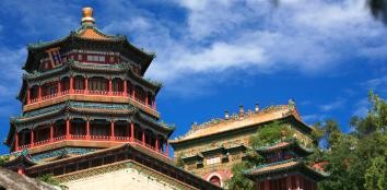 2. miejsce: Yiheyuan (Pałac Letni) – kompleks parkowo-pałacowy stanowiący miejsce letniego odpoczynku cesarzy chińskich z dynastii Qing, położony w Pekinie. Centralnym punktem Yiheyuanu jest Wzgórze Długowieczności (Wanshoushan, 60 m wysokości) oraz sztuczne jezioro Kunming, które zajmuje powierzchnię 2,2 km² (ok. 2/3 całego parku). Cały kompleks liczy 70 tys. m² zabudowanej przestrzeni z licznymi ogrodami, altankami, pawilonami, galeriami i klasycznymi rezydencjami (ponad 3 tys. obiektów). Nazwa Yiheyuan oznacza Ogród Pielęgnowania Harmonii.