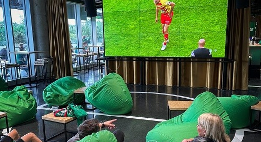 To tu fani Ligi Mistrzów, Premier League, Bundesligi czy La Ligi wspólnie przeżywają emocje każdej kolejki. Tu nie ma złej pogody i dalekich trybun.