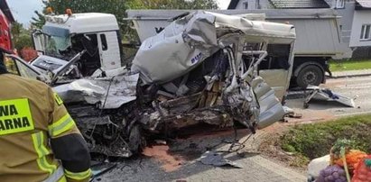 Tragedia w Szklanej. Szkolny bus zderzył się z ciężarówką. Zginęły dwie osoby