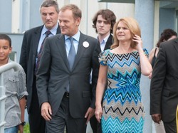 Odważny wzór i klasyczny krój: Małgorzata Tusk w hitowej sukience w azteckie wzory