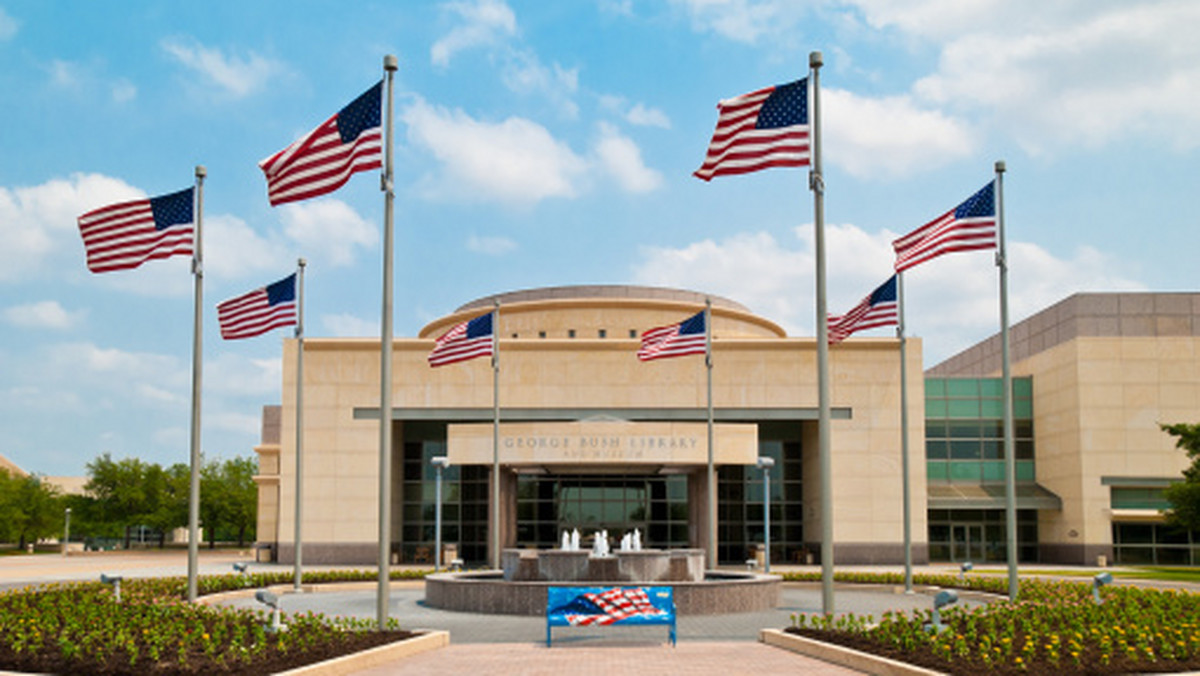 Trzy osoby, w tym policjant, osoba cywilna i napastnik zginęli w strzelaninie, która wybuchła na Texas A&amp;M University (TAMU) w mieście College Station w USA. Sprawca został szybko zatrzymany w pobliżu kampusu, lecz zmarł wskutek odniesionych ran. - Sytuacja tutaj jest bardzo chaotyczna - powiedział zastępca szefa lokalnej policji Scott McCollum.