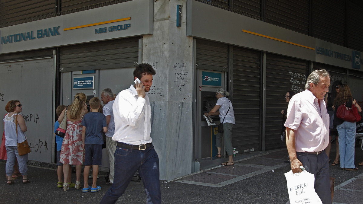 Grecki rząd planuje przedłużyć okres, w którym banki pozostaną zamknięte, jeszcze o co najmniej kilka dni - poinformowały cztery źródła bankowe przed spotkaniem przedstawicieli banków i ministra finansów.