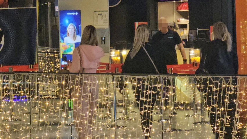 Prvi paparaco Marijane Zonjić šest dana nakon porođaja: Šeta šoping centrom bez bebe, evo i sa kim