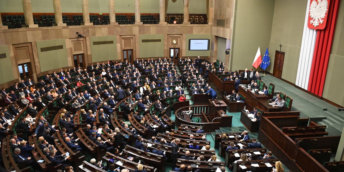 Ustawa o OFE została przegłosowana. Pieniądze trafią na IKE, chyba że ktoś zdecyduje się przenieść je do ZUS.