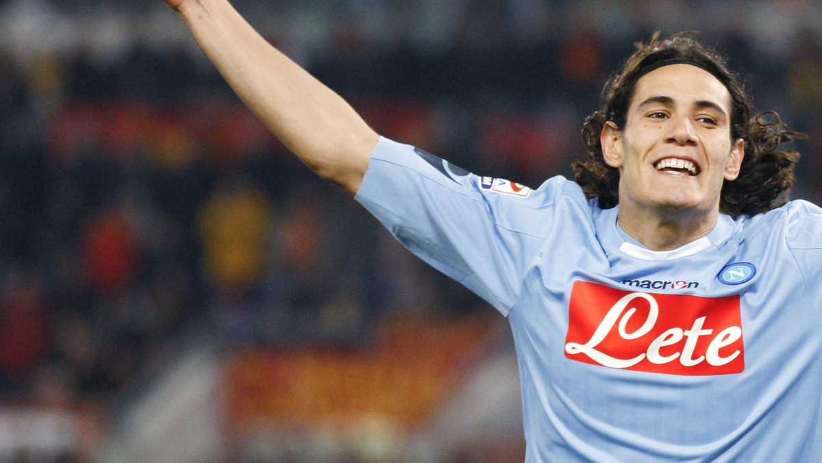 Edinson Cavani dwiema bramkami zapewnił w sobotę Napoli zwycięstwo nad Romą. Była to pierwsza wyjazdowa wygrana "Partenopei" nad "Giallorossimi" od 1994 roku.