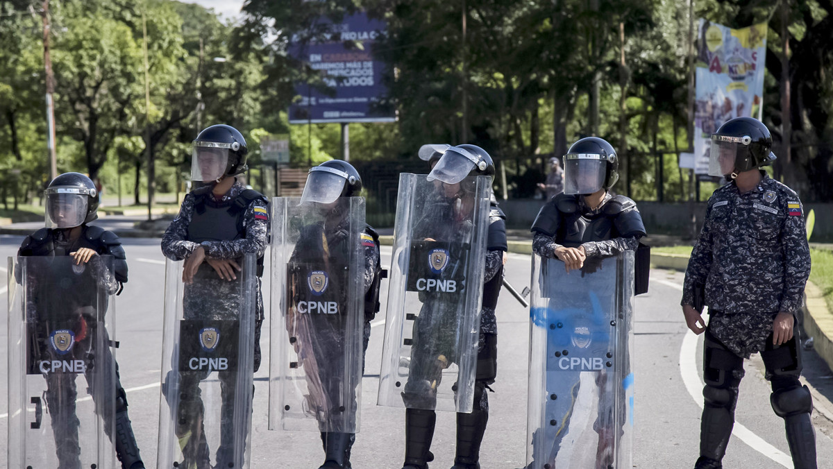 Szef wenezuelskich sił zbrojnych nazwał dzisiejszą akcję kilkunastu uzbrojonych i umundurowanych mężczyzn w bazie w Valencii "atakiem terrorystycznym". Gen. Jesus Suarez powiedział, że jeden z napastników zginął, a drugi został ciężko ranny.