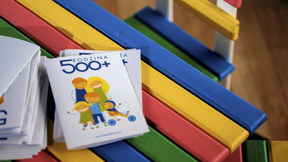 Ulotki dotyczące programu 500 plus (zdjęcie ilustracyjne)