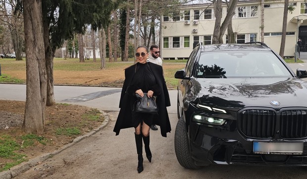 Ceca Ražnatović u crnoj eleganciji