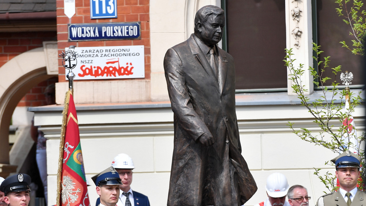 Pomnik prezydenta RP Lecha Kaczyńskiego, który zginął w katastrofie samolotu pod Smoleńskiem 10 kwietnia 2010 r., odsłonięto dziś w Szczecinie. Na uroczystości obecny był premier Mateusz Morawiecki, przedstawiciele rządu, samorządów, a także kilkuset mieszkańców regionu.