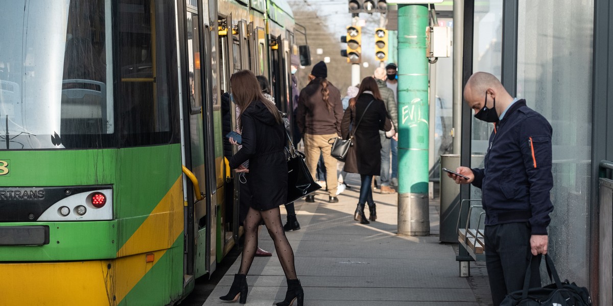 Tramwaje kursują rzadziej.