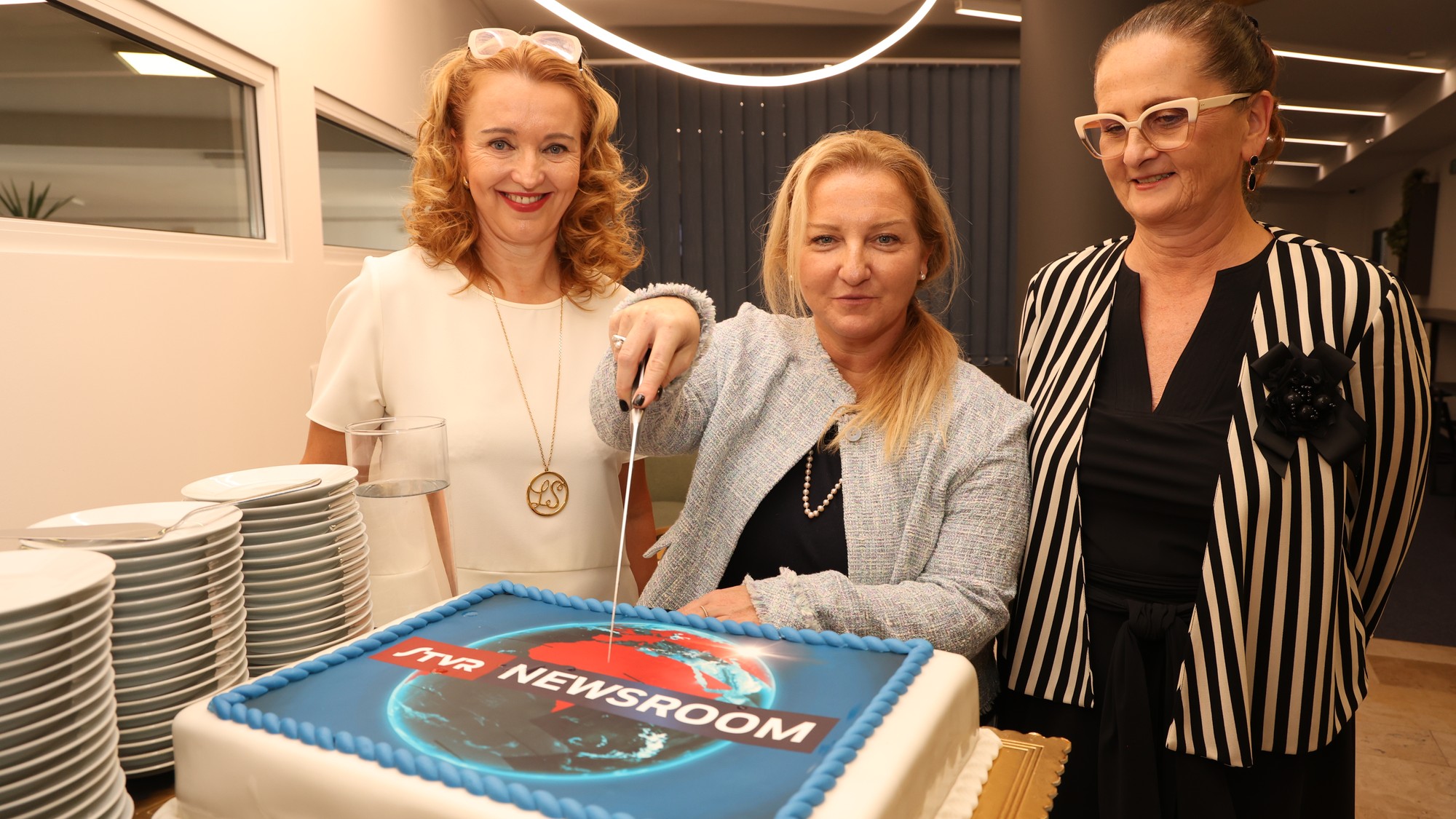 Martina Flašíková (generálna riaditeľka STVR) , Mária Hlucháňová (poverená vedením Sekcie spravodajstva STVR), Viera Krúpová (vedúca Odboru spravodajstva Slovenskej televízie)