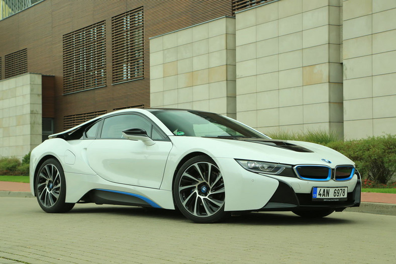 BMW i8 - samochód z piorunującym wrażeniem