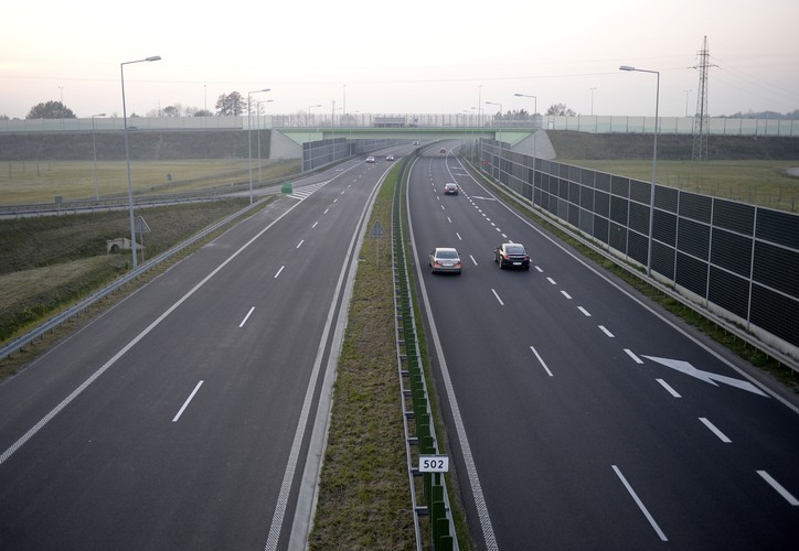 'Udostępnienie 35-kilometrowego odcinka autostrady dla ruchu połączy wszystkie miasta wojewódzkie Polski południowej, co usprawni komunikację pomiędzy tymi regionami i skróci czas przejazdu. Włączy stolicę Podkarpacia do krajowej oraz międzynarodowej sieci autostrad i dróg ekspresowych, co pozwoli sprawnie dojechać z Rzeszowa do Europy Zachodniej.' - podsumowano w komunikacie. Zdj. PAP/Darek Delmanowicz.