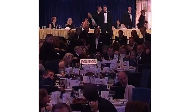 Čovek koji je stao na binu ispred Trampa tokom pucnjave u hotelu u Vašingtonu