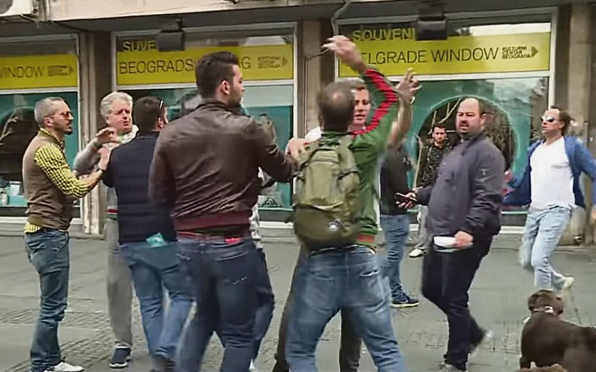 Poznatog glumca kolege smirile kada je pokušao da uzvrati