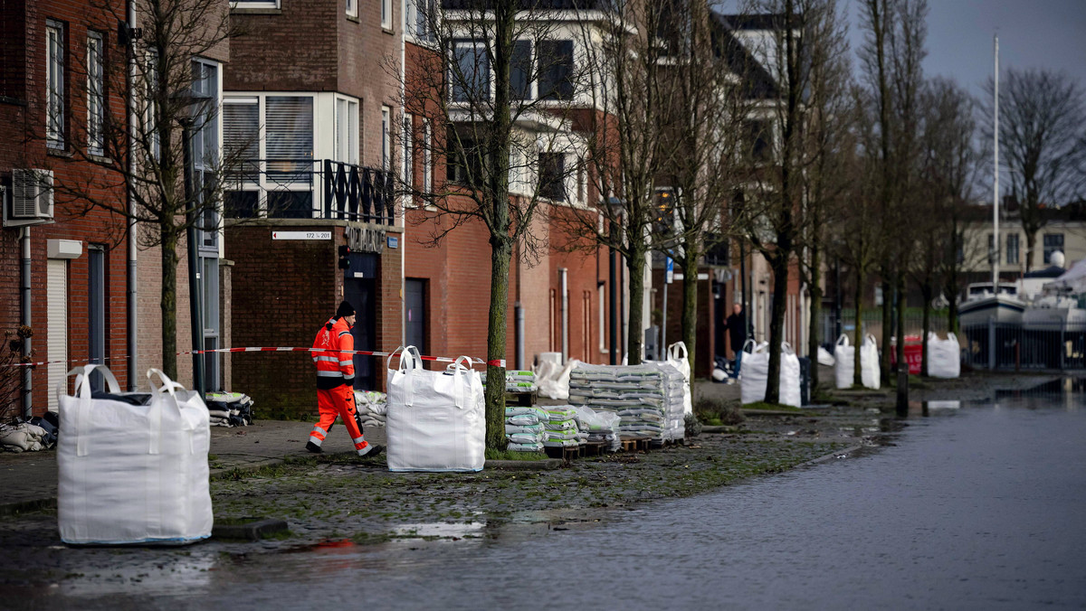 Orkan Henk paraliżuje Holandię. Zakłócony ruch lotniczy i drogowy  