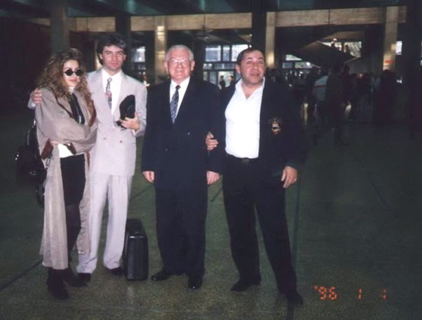 Andrzej Gąsiorowski, Bożena Gąsiorowsa, Jerzy Cyran (likwidator Art-B), Meir Bar. 1996 Tel Aviv. Zdjęcie: Bialysnieg, CC-BY-SA-3.0