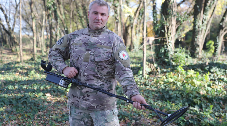 Szebenyi István egy detektoros fémkeresővel bukkant rá a mészárláshoz használt fegyverre / Fotó: RAS ARCHÍV