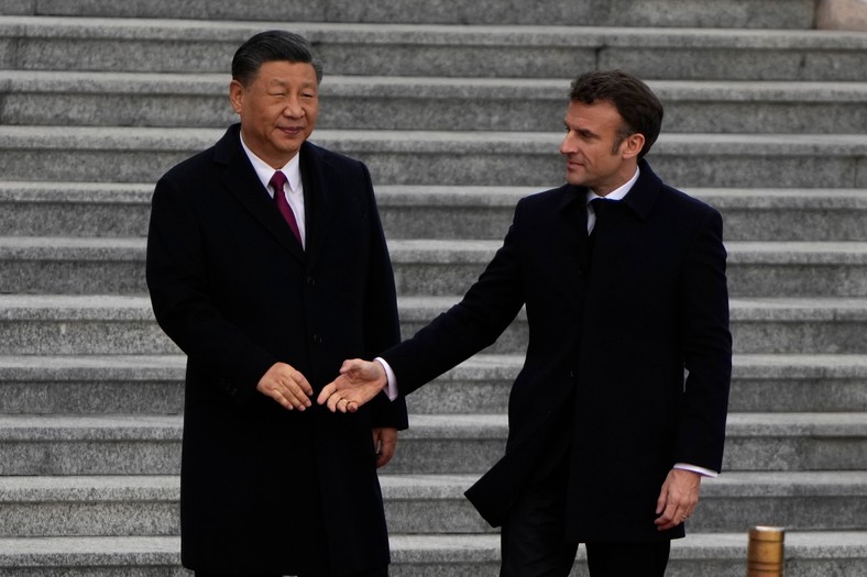 Prezydent Chin Xi Jinping oraz prezydent Francji Emmanuel Macron podczas wizyty europejskiego przywódcy w Chinach, 6 kwietnia 2023 r.