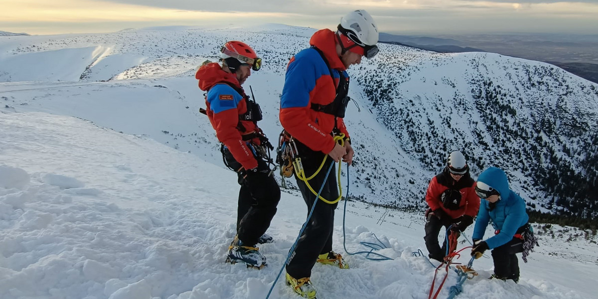 Dwóch turystów straciło życie na Śnieżce. Spadli ze szczytu tzw. Rynną Śmierci. 