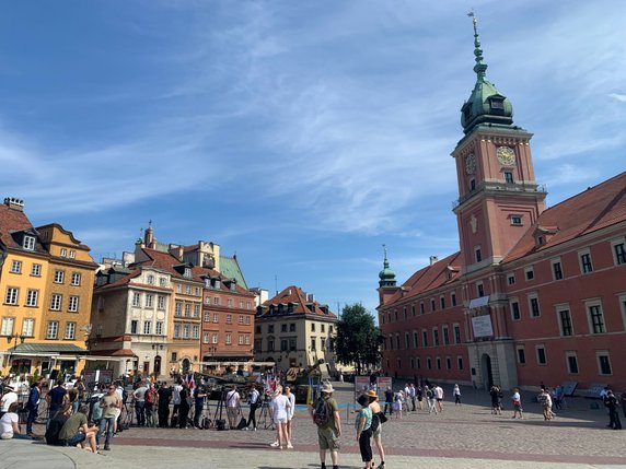 Rosyjskie maszyny wojskowe na placu Zamkowym 