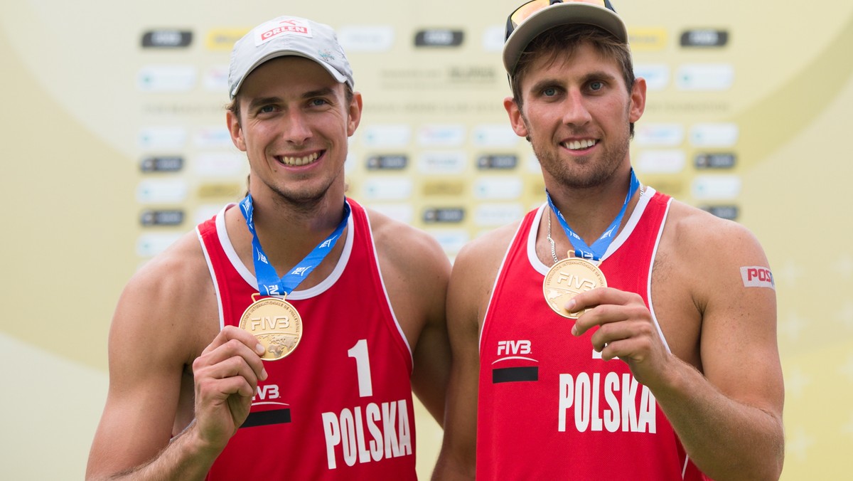 Grający razem od 2008 roku Grzegorz Fijałek (UKS SMS Łódź) i Mariusz Prudel (TS Volley Rybnik) zwyciężyli w niedzielę w zawodach World Tour Grand Slam w siatkówce plażowej w Hadze. To pierwszy w historii triumf Polaków w imprezie tej rangi. W niedzielę ograli w finale zawodów Grand Slam w Hadze najwyżej rozstawionych Amerykanów Seana Rosenthala i Phillipa Dalhaussera (USA) 2:1 (21:18, 13:21, 15:13). To czwarty finał naszej pary, a drugi w 2014 roku, po czerwcowym finale w Moskwie.