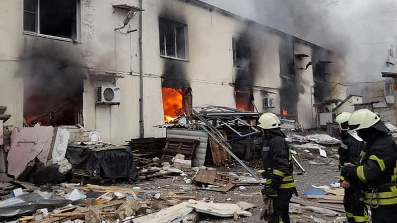 Płonące po rosyjskim ostrzale budynki w Lisiczańsku
