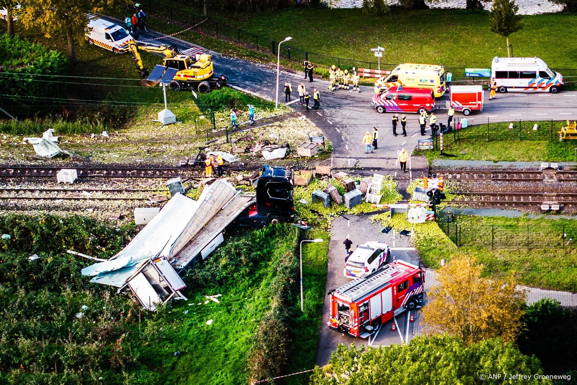 Een trein ontspoort na botsing met een vrachtwagen in Meteren - vijf gewonden