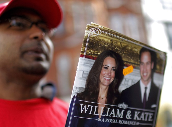 Pamiątki sprzedają się jak świeże bułeczki - tu specjalne wydanie albumu fotograficznego, poświęconego Williamowi i Kate