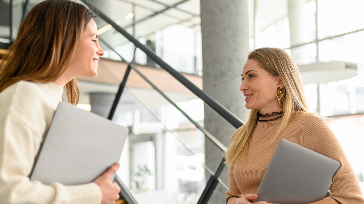 Priateľský rozhovor, ktorý pôsobí bežne, no jeden z účastníkov môže mať presný plán, kam konverzáciu smeruje. 