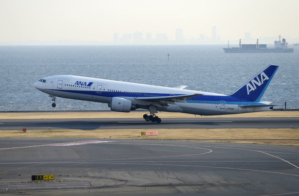 Samolot Boeing 777 w barwach japońskich linii lotniczych All Nippon Airlines