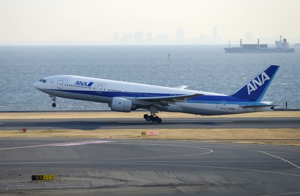 Samolot Boeing 777 w barwach japońskich linii lotniczych All Nippon Airlines