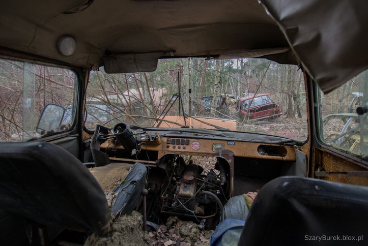 Cmentarzysko samochodów pod Warszawą
