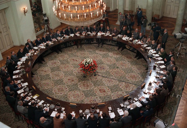 Toczą się <b>obrady Okrągłego Stołu</b>, ich efektem jest zapowiedź wolnych wyborów do Senatu, częściowo wolnych do Sejmu, utworzenie urzędu prezydenta, możliwość rejestracji związków zawodowych, zwiększenie roli trybunału konstytucyjnego i dostęp opozycji do mediów.<br><br><br> 
fot. PAP-Damazy Kwiatkowski