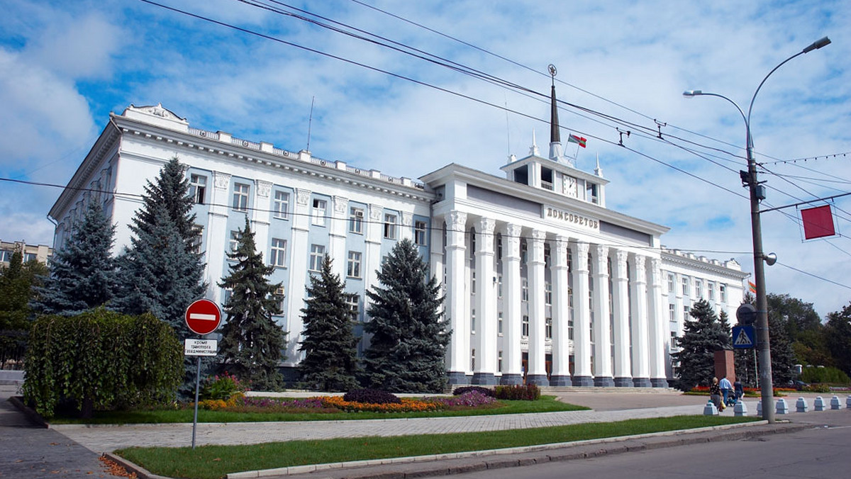 Rosja zamroziła pomoc finansową dla separatystycznego regionu Mołdawii — Naddniestrza — z racji domniemanych machinacji, jakich z przesyłanymi środkami dopuszcza się jeden z banków, kontrolowany przez syna prezydenta Naddniestrza — napisał w piątek "Kommiersant".