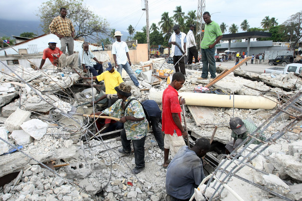 Trzęsienie ziemi na Haiti w styczniu 2010, fot. PAP/EPA Według danych Munich Re ogólna wartość szkód wyrządzonych przez największe klęski żywiołowe była w 2010 roku o ponad dwa razy większa niż w 2009 roku i wyniosła 130 mld dol. fot. Port-au-Prince/flickr.com