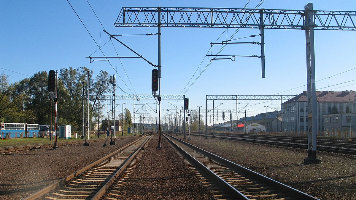 Zmiany połączeń kolejowych na trasie Białystok-Warszawa muszą być poprzedzone konsultacjami społecznymi w regionie - uważają władze województwa podlaskiego. PKP Intercity planowało zawiesić tam cztery z dziewięciu par pociągów. Informacja wywołała protesty.