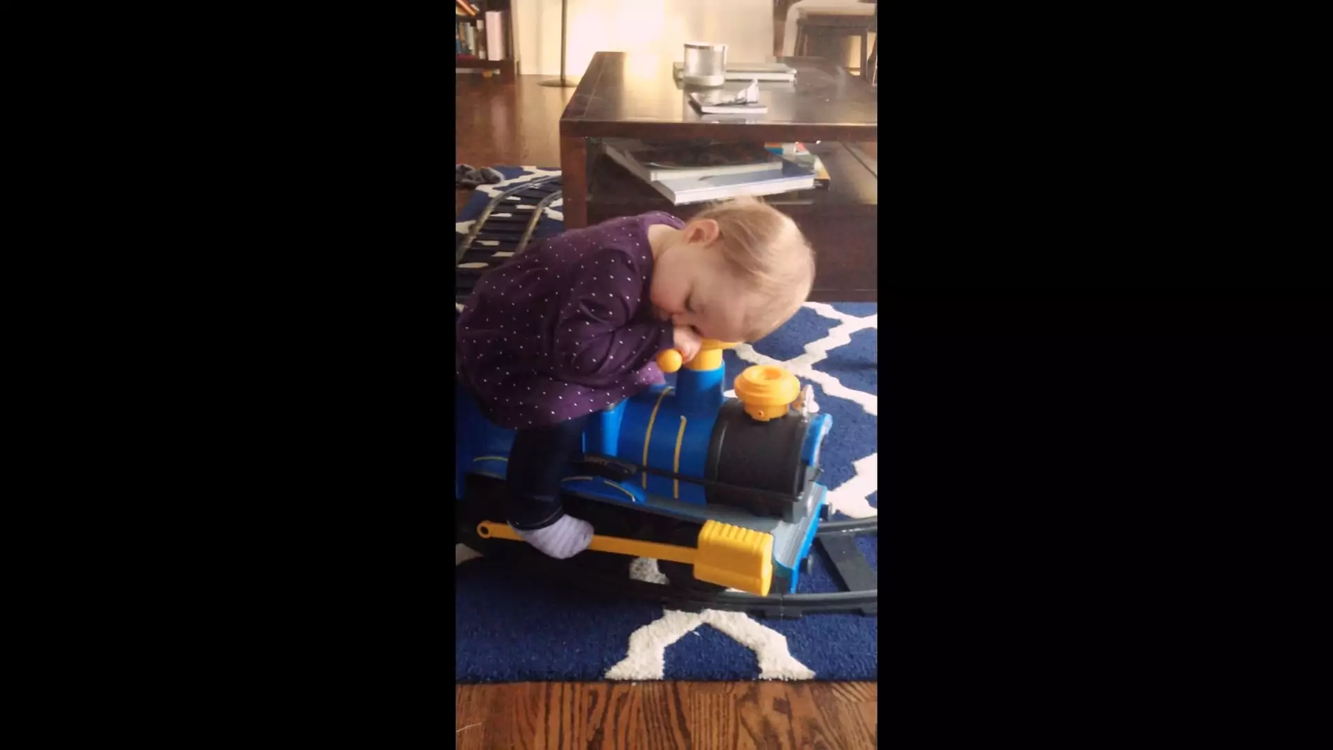 Dziecko zasnęło na zabawkowym pociągu. Przypomina rano w komunikacji miejskiej?