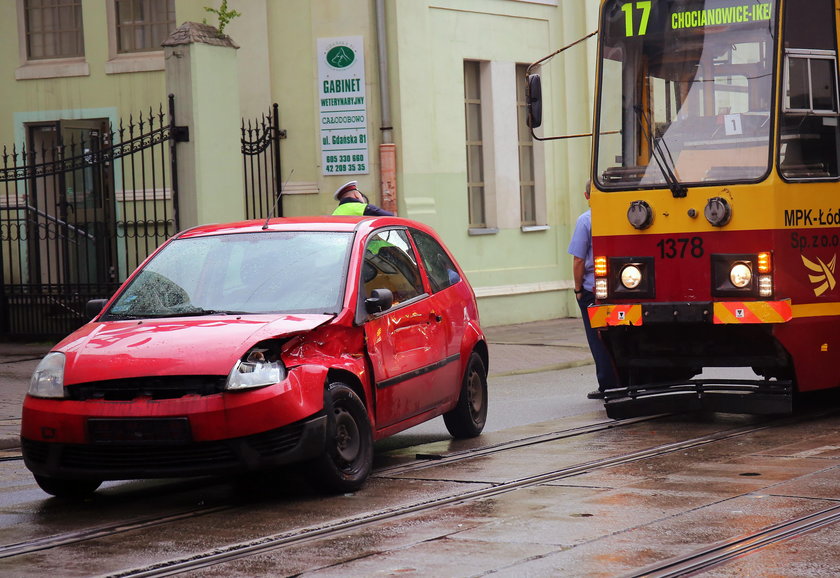 Kolizja na Gdańskiej. Osobówka zderzyła się z tramwajem 