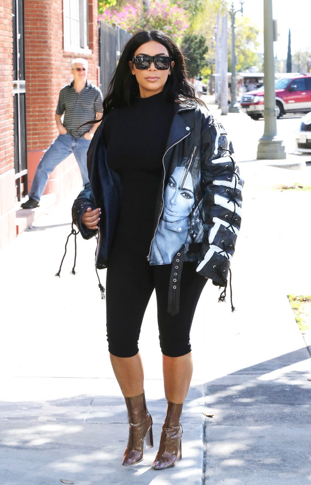 Kim Kardashian nosi za małe buty