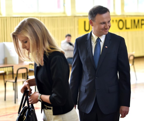 Andrzej Duda z córką Kingą głosuje w obwodowej komisji wyborczej nr 108 w Krakowie