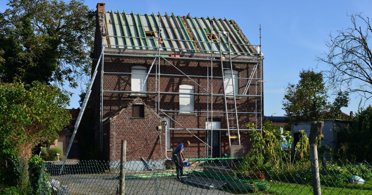 Kary za brak zgłoszenia azbestu 2026. Jak uniknąć grzywny do 20 tys. zł?