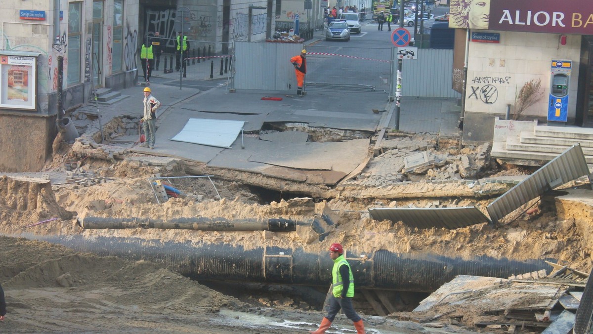 Budynek przy Marszałkowskiej 136 jest stabilny. Mieszkańcy z drugiej i trzeciej klatki mogą wrócić do domów, ci z pierwszej muszą jeszcze poczekać - poinformowała Hanna Gronkiewicz-Waltz, prezydent Warszawy. Przez tydzień w budynku nie można było przebywać z powodu awarii, do której doszło na pobliskiej budowie II linii metra.